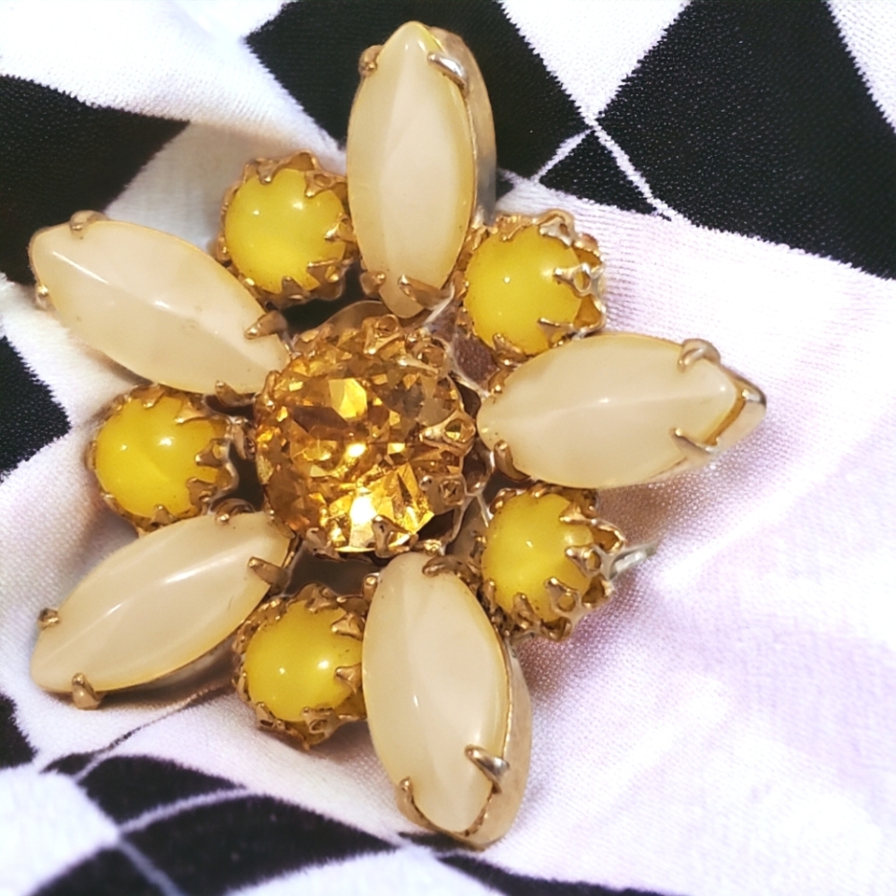SCHREINER NY 1950's Daisy Jeweled Clip-on Earrings - Picture 2 of 5